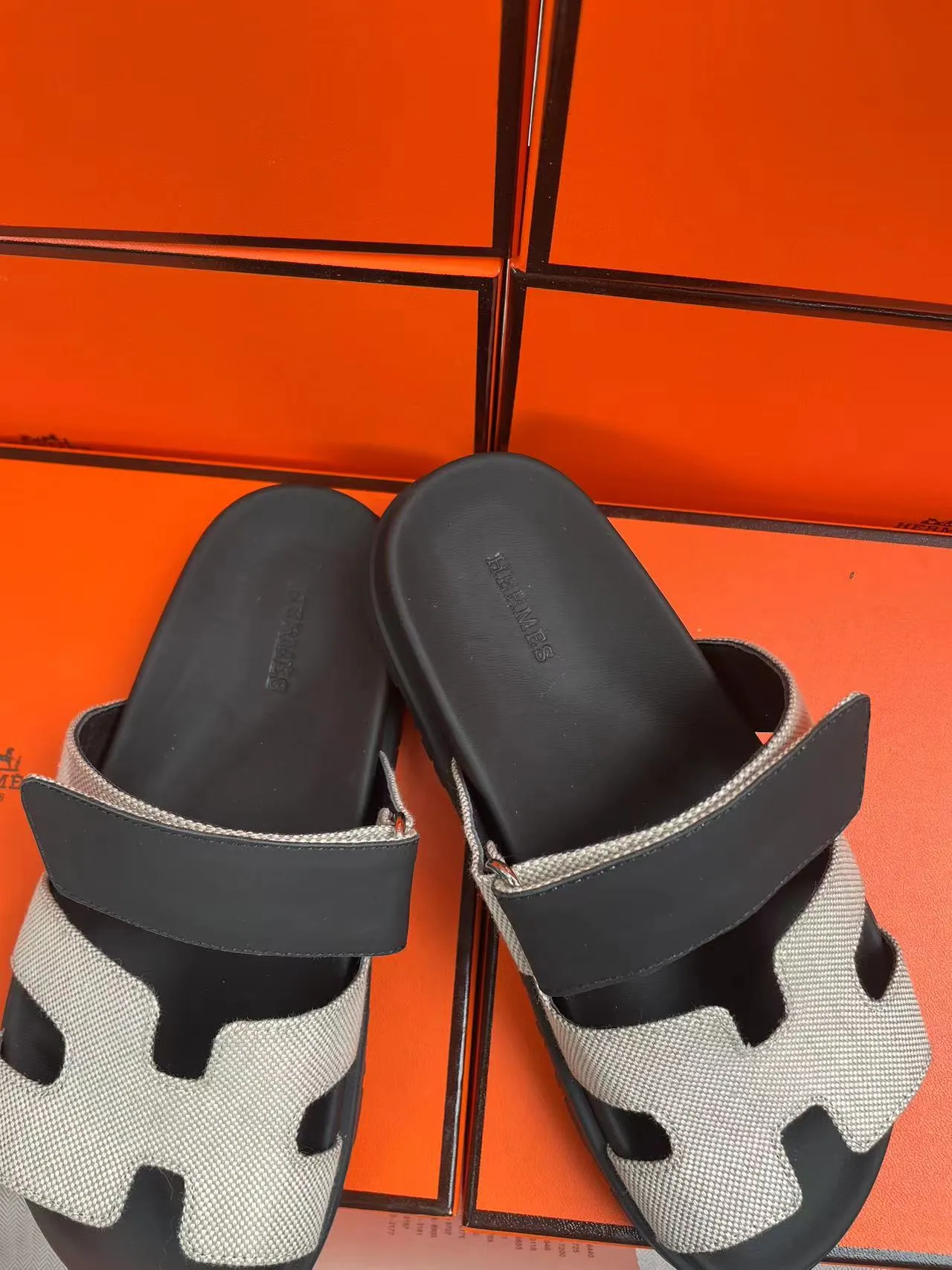 👟👟Ex-factory price 480👟👟, H HERMES is the same style for men and women, the couple's second uncle shoes that have become very popular recently - sandals, paired with various colorful socks, very trendy ✅Upper: imported mixed sheepskin and deerskin ✅Inner: imported mixed sheepskin ✅Outsole: Tpu non-slip and wear-resistant outsole ✅Size: women's 35-42. Male 38-46